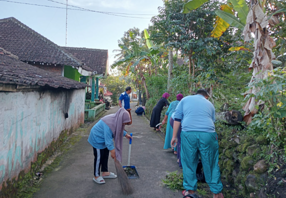 Pentingnya Menjaga Kebersihan Mahasiswa KKN-MIT 14 Kelompok 61 UIN Walisongo Semarang Lakukan Kegiatan Bersih-bersih diLingkungan Sekitar Desa Gondang
